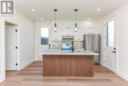 956 Fourth Street, Mississauga, ON - Indoor Photo Showing Kitchen