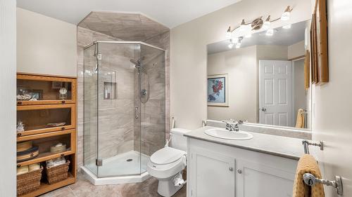 2433 Mcleary  N Crescent, Cranbrook, BC - Indoor Photo Showing Bathroom