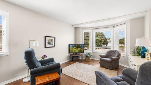 2433 Mcleary  N Crescent, Cranbrook, BC - Indoor Photo Showing Living Room