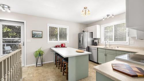 2433 Mcleary  N Crescent, Cranbrook, BC - Indoor Photo Showing Kitchen