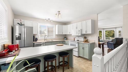 2433 Mcleary  N Crescent, Cranbrook, BC - Indoor Photo Showing Kitchen