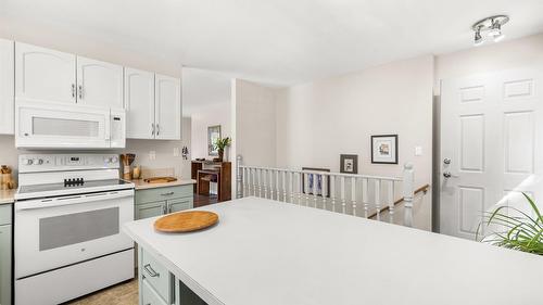 2433 Mcleary  N Crescent, Cranbrook, BC - Indoor Photo Showing Kitchen