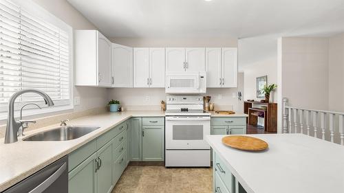 2433 Mcleary  N Crescent, Cranbrook, BC - Indoor Photo Showing Kitchen