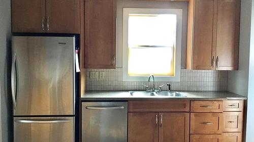106 7Th Avenue, Kimberley, BC - Indoor Photo Showing Kitchen With Double Sink