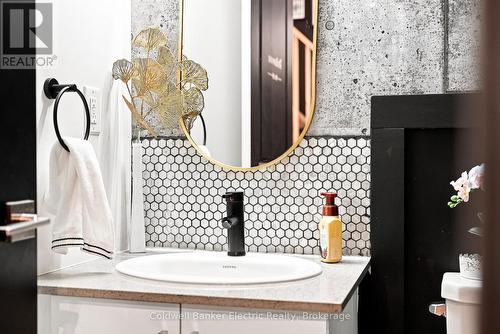 42 William Duncan Road, Toronto (Downsview-Roding-Cfb), ON - Indoor Photo Showing Bathroom