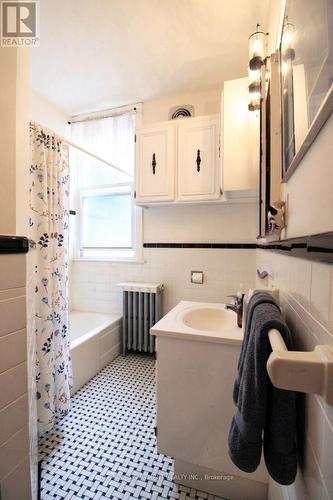 22 Blake Street, Hamilton, ON - Indoor Photo Showing Bathroom