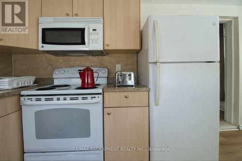 22 Blake Street, Hamilton, ON - Indoor Photo Showing Kitchen