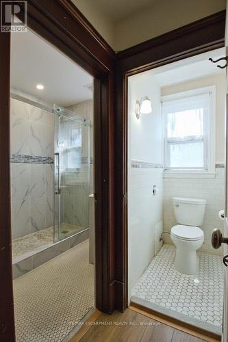 22 Blake Street, Hamilton, ON - Indoor Photo Showing Bathroom