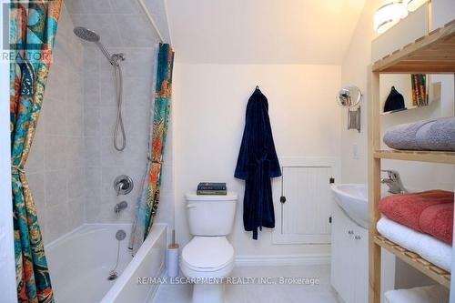 22 Blake Street, Hamilton, ON - Indoor Photo Showing Bathroom