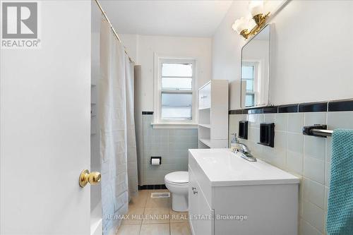 37 Radford Street, Hamilton, ON - Indoor Photo Showing Bathroom