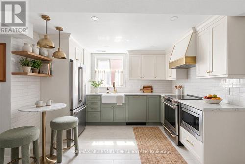 37 Radford Street, Hamilton, ON - Indoor Photo Showing Kitchen With Upgraded Kitchen