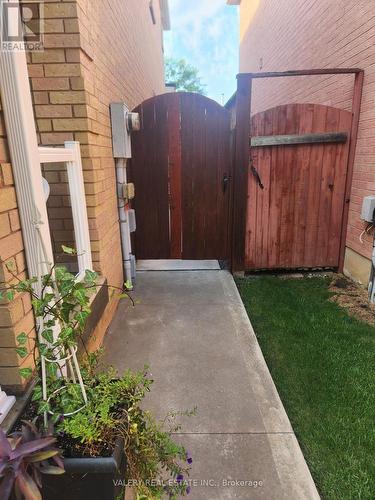 28 ILES STREET , Ajax, Ontario L1T 3V4 3