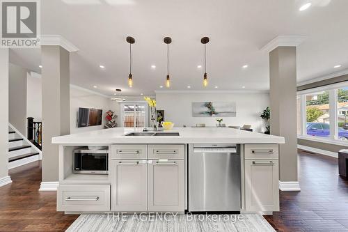 2774 Quill Crescent, Mississauga, ON - Indoor Photo Showing Kitchen With Double Sink With Upgraded Kitchen