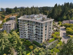 #202-5388 Hill Rise Terr Saanich, BC V8Y 3K2