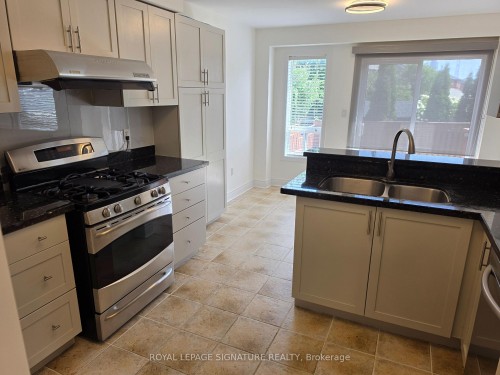 794 White Clover Way, Mississauga, ON - Indoor Photo Showing Kitchen With Double Sink