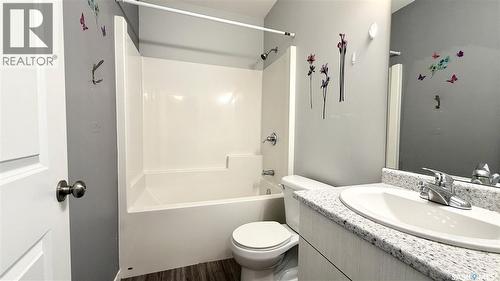 215 V Avenue N, Saskatoon, SK - Indoor Photo Showing Bathroom