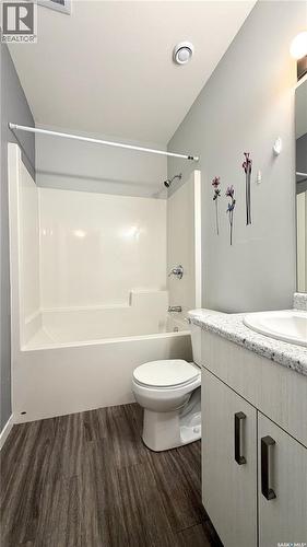 215 V Avenue N, Saskatoon, SK - Indoor Photo Showing Bathroom