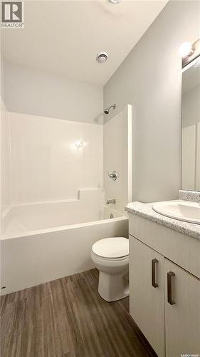 215 V Avenue N, Saskatoon, SK - Indoor Photo Showing Bathroom