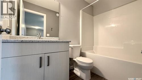 215 V Avenue N, Saskatoon, SK - Indoor Photo Showing Bathroom