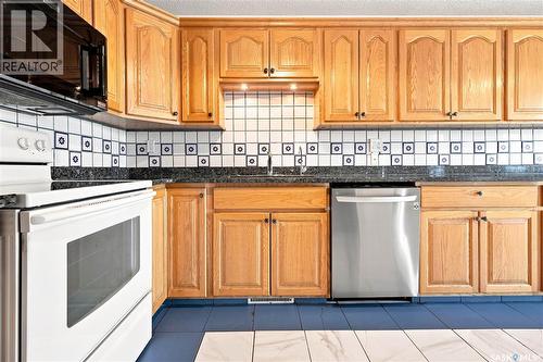 986 Rowell Crescent N, Regina, SK - Indoor Photo Showing Kitchen
