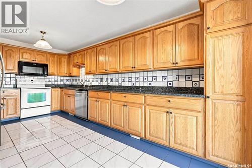 986 Rowell Crescent N, Regina, SK - Indoor Photo Showing Kitchen