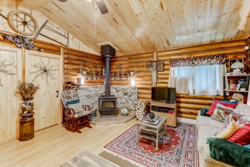 Salon - 27 Ch. Du Gros-Rocher, Harrington, QC - Indoor With Fireplace