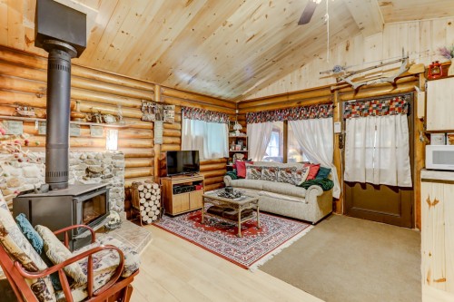 Salon - 27 Ch. Du Gros-Rocher, Harrington, QC - Indoor Photo Showing Living Room With Fireplace
