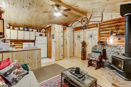 Salon - 27 Ch. Du Gros-Rocher, Harrington, QC - Indoor With Fireplace
