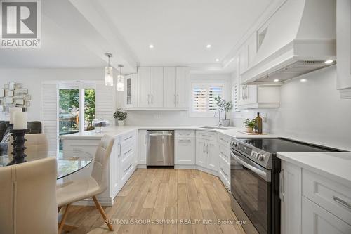 5540 Prosper Court, Mississauga, ON - Indoor Photo Showing Kitchen With Upgraded Kitchen
