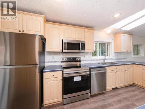 413-989 Range Road, Whitehorse, YT - Indoor Photo Showing Kitchen