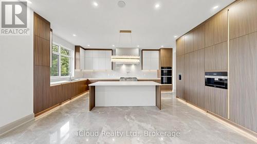 2539 Rugby Road, Mississauga, ON - Indoor Photo Showing Kitchen With Upgraded Kitchen