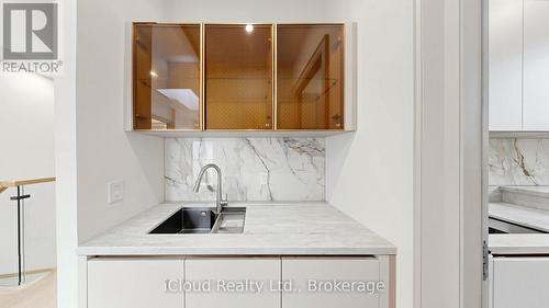 2539 Rugby Road, Mississauga, ON - Indoor Photo Showing Kitchen