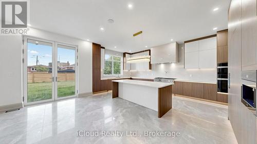 2539 Rugby Road, Mississauga, ON - Indoor Photo Showing Kitchen With Upgraded Kitchen