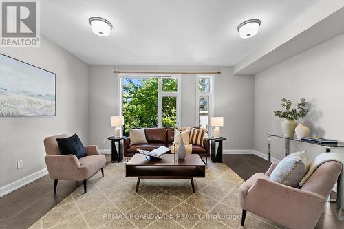 14 Philosopher Private, Ottawa, ON - Indoor Photo Showing Living Room