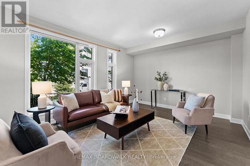 14 Philosopher Private, Ottawa, ON - Indoor Photo Showing Living Room