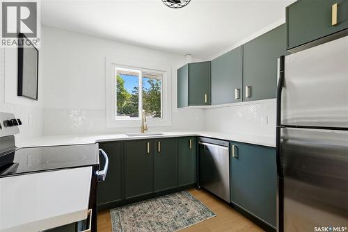 137 Garnet Street, Regina, SK - Indoor Photo Showing Kitchen