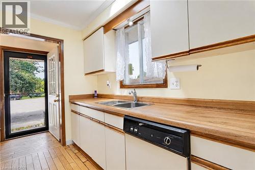 26 Mody Court, London, ON - Indoor Photo Showing Kitchen With Double Sink