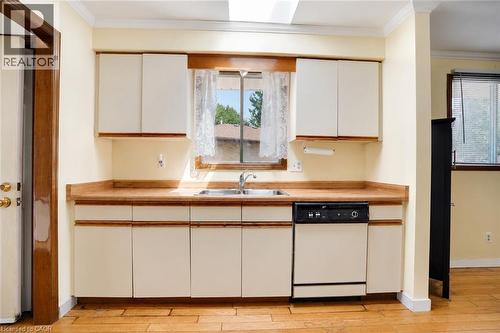 26 Mody Court, London, ON - Indoor Photo Showing Kitchen With Double Sink