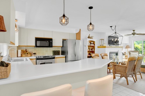 Cuisine - 2-130 Av. St-Jacques, Saint-Sauveur, QC - Indoor Photo Showing Kitchen With Fireplace With Upgraded Kitchen