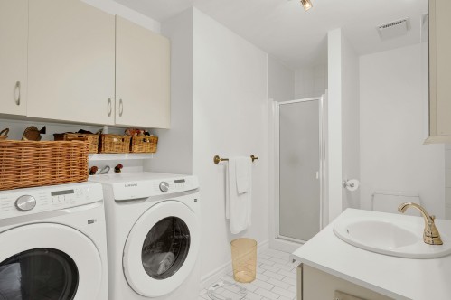 Salle de bains - 2-130 Av. St-Jacques, Saint-Sauveur, QC - Indoor Photo Showing Laundry Room