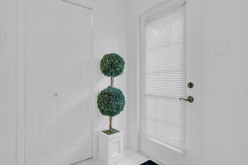 Hall d'entrée/Vestibule - 2-130 Av. St-Jacques, Saint-Sauveur, QC - Indoor Photo Showing Other Room