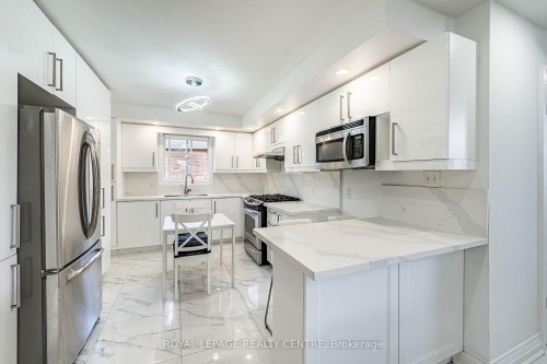 3 Vineberg Drive, Hamilton, ON - Indoor Photo Showing Kitchen