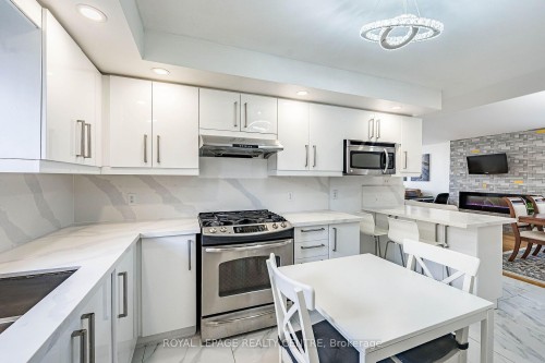 3 Vineberg Drive, Hamilton, ON - Indoor Photo Showing Kitchen