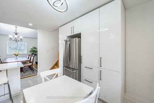 3 Vineberg Drive, Hamilton, ON - Indoor Photo Showing Kitchen