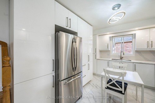 3 Vineberg Drive, Hamilton, ON - Indoor Photo Showing Kitchen