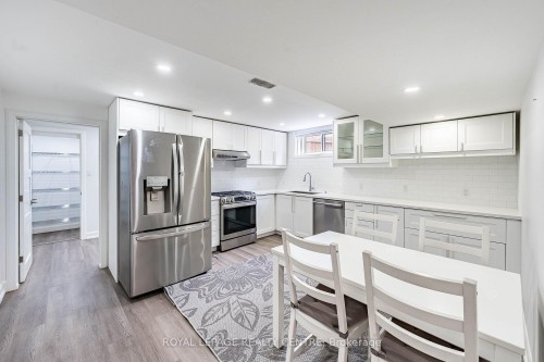3 Vineberg Drive, Hamilton, ON - Indoor Photo Showing Kitchen With Stainless Steel Kitchen With Upgraded Kitchen