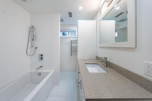 3 Vineberg Drive, Hamilton, ON - Indoor Photo Showing Bathroom
