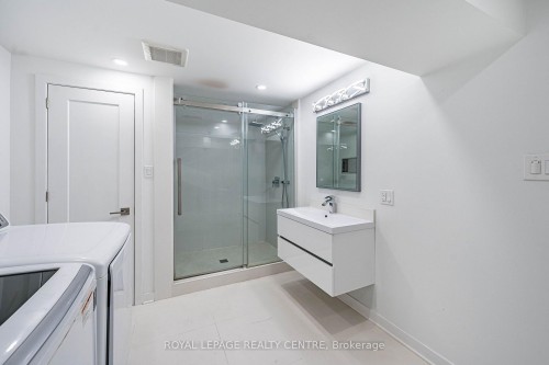 3 Vineberg Drive, Hamilton, ON - Indoor Photo Showing Bathroom