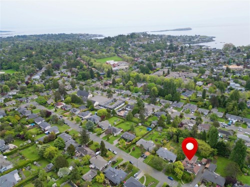 1637 Warren Gdns, Victoria, BC 