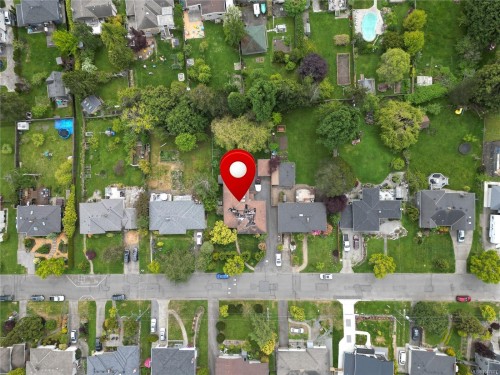1637 Warren Gdns, Victoria, BC 